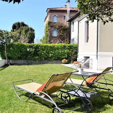 Holiday home Une, Garden, And Culture
